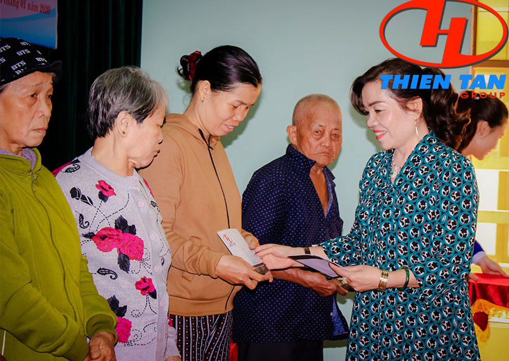 天新集团向义正 (Nghĩa Chánh) 坊贫困户赠送 2020 年春节慰问品