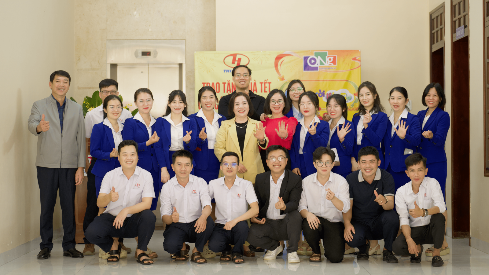 参加活动的天新集团全体员工