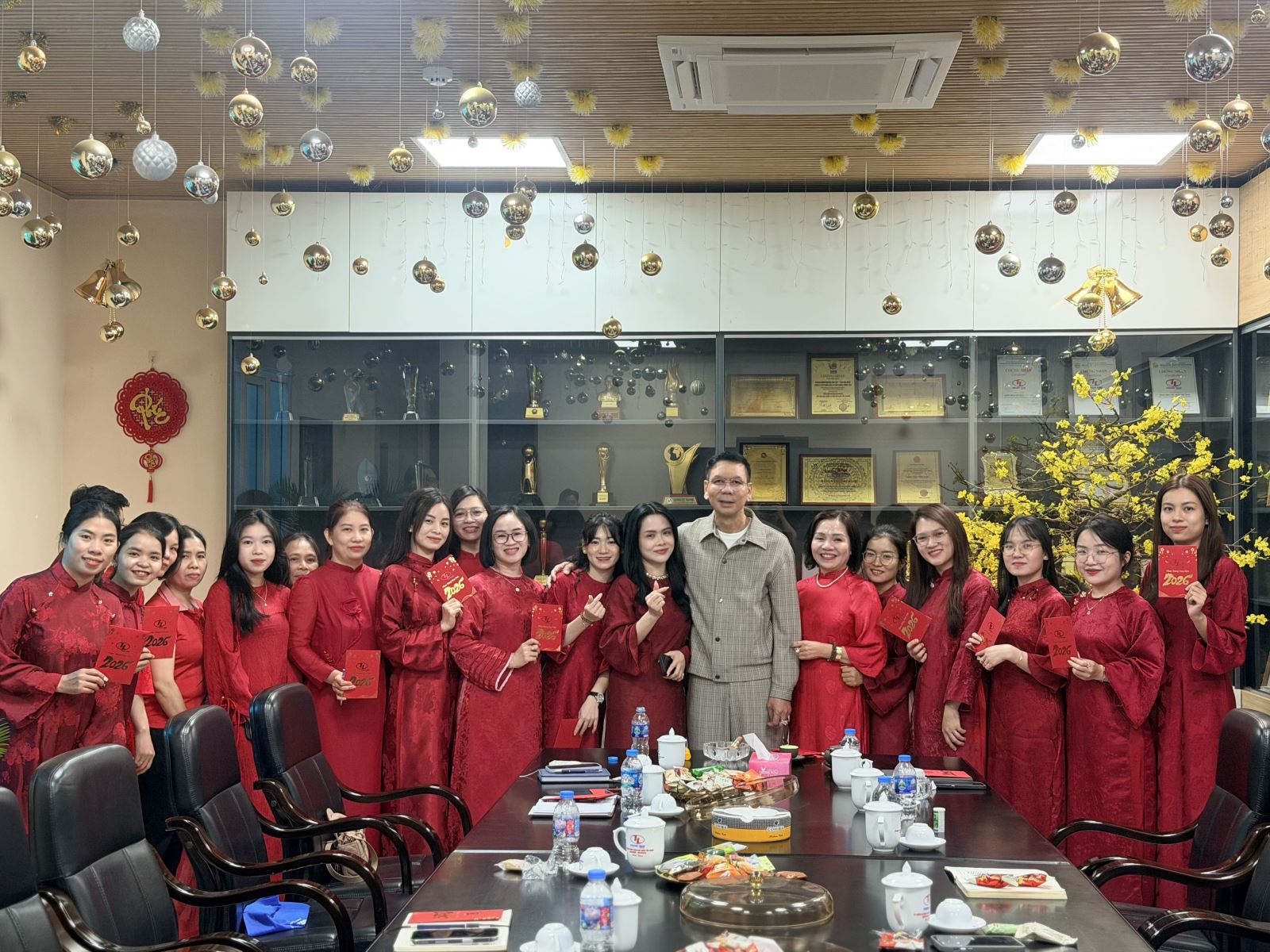 女员工合影