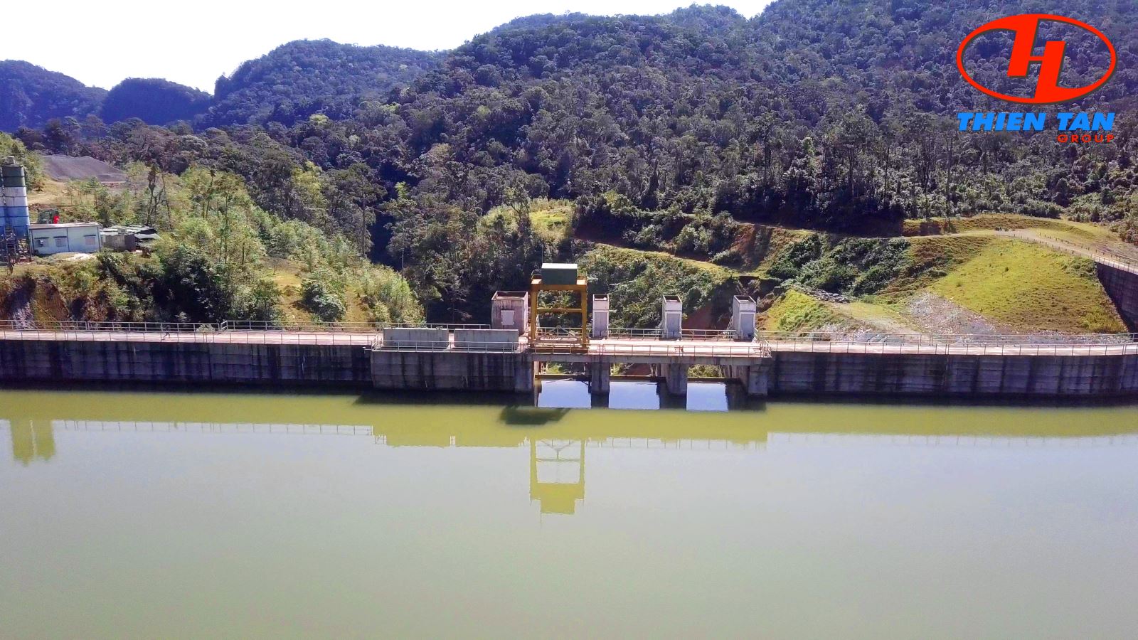 坝顶与溢洪道