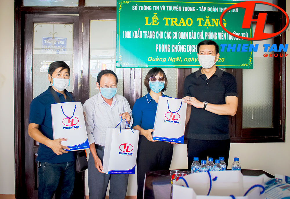 向媒体机构发放口罩2