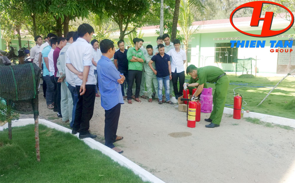 讲师演示灭火器使用方法