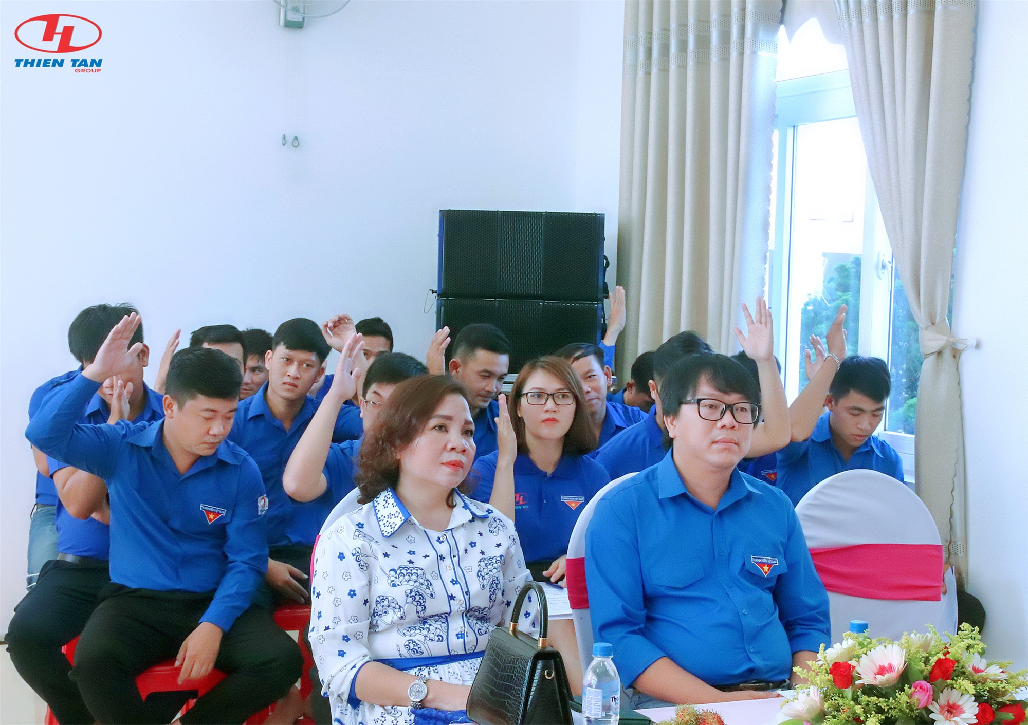 阮方朝同志（右）与陈氏香女士（左）出席大会